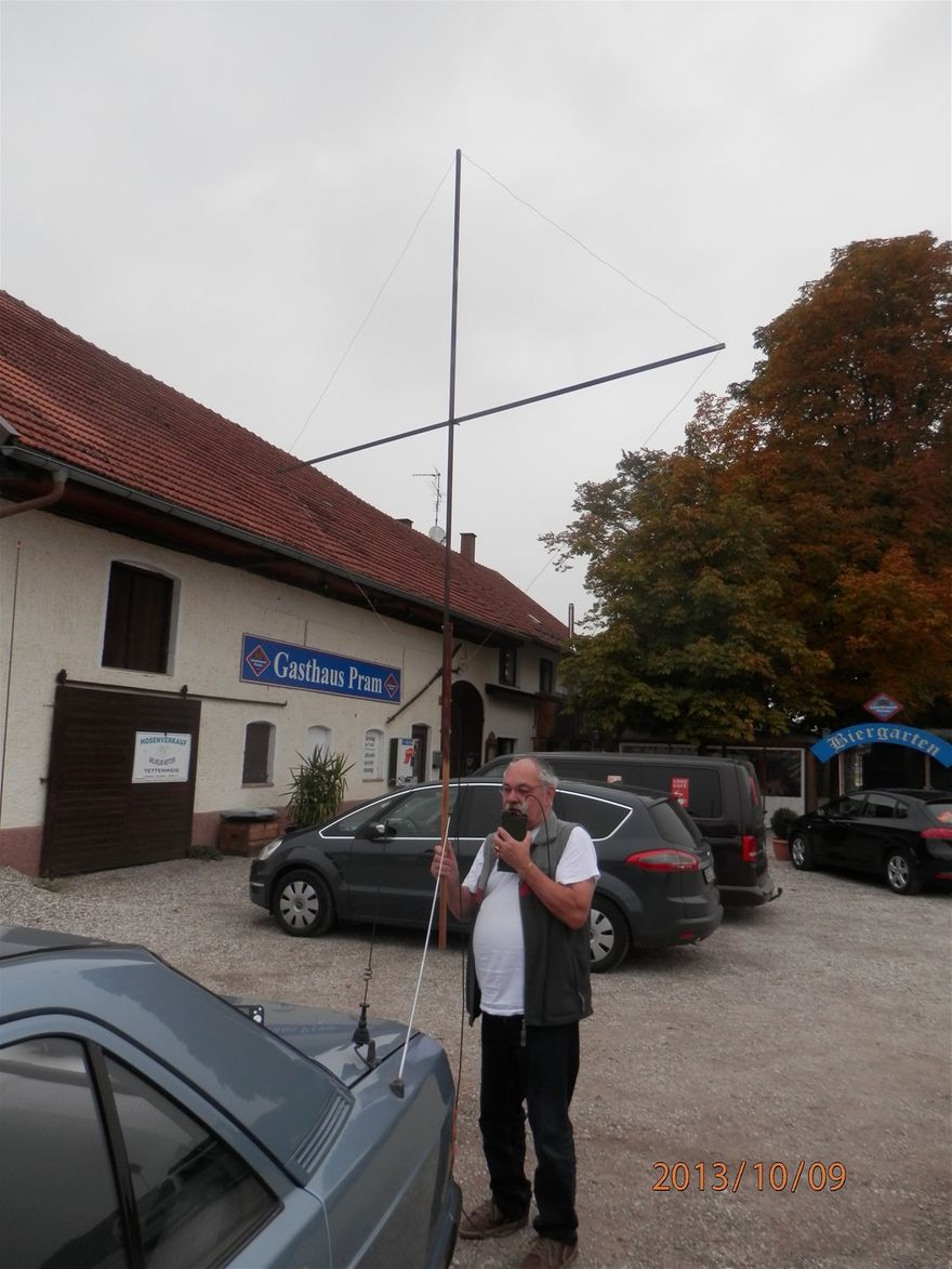 Lothar, DG1RS mit SEM52S und Eigenbau 6m Quad aus Holz vor dem Gasthaus Pram in Pocking. QSO mit Ignaz, DL9RDD, auf 50,600 MHz.