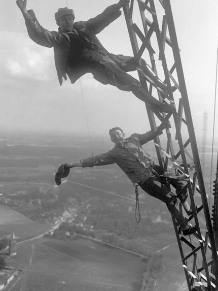 Arbeiter am Funkturm v Königs-Wusterhausen in den 20-er Jahren - was fürs Arbeitsinspektorat Bild stammt von Wikipedia