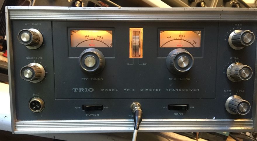 Der Trio TR-2E hatte zwei getrennte VFOs für Sender und Empfänger. 'So konnte man jede beliebige Ablage einstellen, aber er arbeitete inicht in FM, sondern in AM !